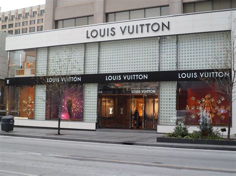 louis vuitton store breaking.